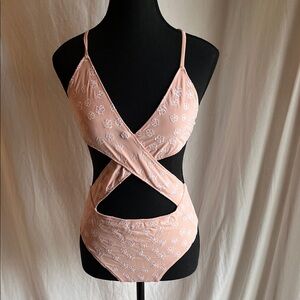 For Love & Lemons Jardine Criss Cross One Piece Swim Suit Peach size Medium NWOT
